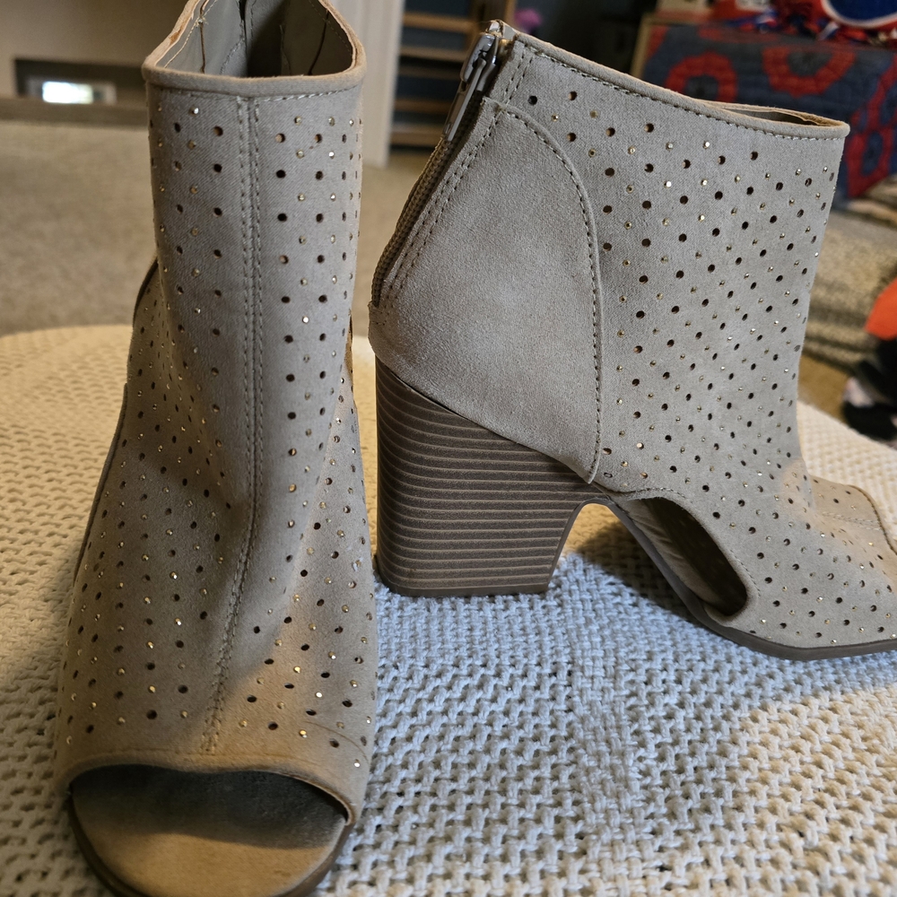 Stylish Women's Peep-Toe Ankle Boots Women's Rampage size 7.5 opened toe heel zi
